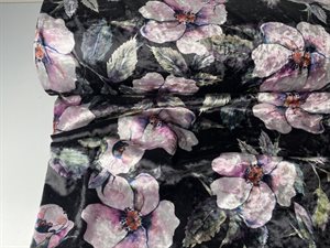 Silke look velour - print med smukke blomster i lavendel toner på sort bund